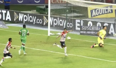 Gabriel Fuentes celebrando el gol mediante cobro desde el punto penal.