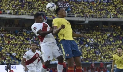 Yerry Mina en acción del juego ante Perú. 