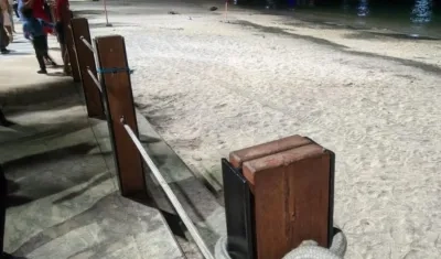 Una cuerda ya fue desprendida por el mal uso. 