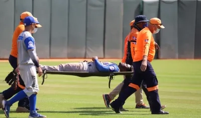 Dilson Herrera se retira golpeado del juego. 
