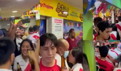Peruanos celebrando el triunfo de su selección en La Troja.