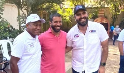 El candidato al Senado Arturo Char con sus fórmulas a Cámara Gersel Pérez y José Amar Sepúlveda.