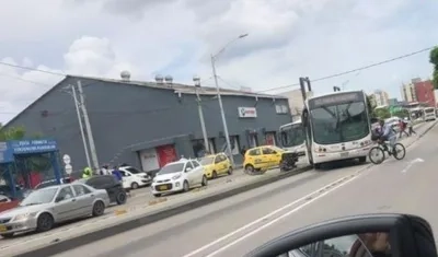 Accidente entre bus de articulado y un taxi en la calle Murillo. 