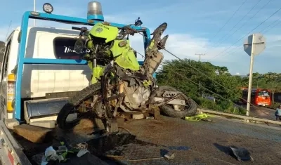 Así quedó la moto de los uniformados.