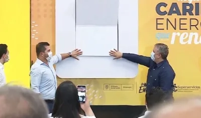 El expresidente Iván Duque oprimiendo el botón para el inicio de operaciones de Air-e.