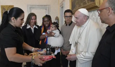 Miembros de la Mesa y el Papa Francisco.
