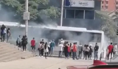 Bus de Transmetro botando humo.