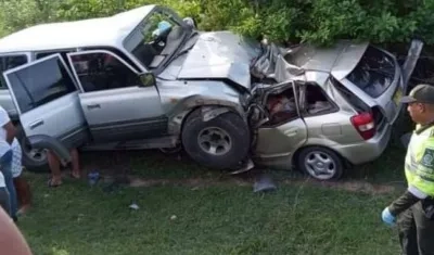 Impresionante colisión de los dos vehículos.