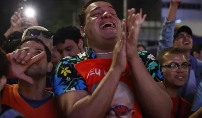 Seguidores de Lula da Silva escuchan los resultados en la Avenida Paulista.