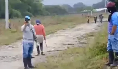 Indígenas realizando la ocupación.  