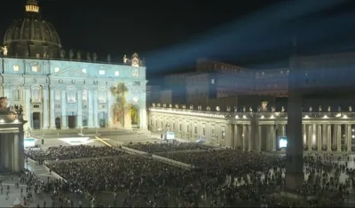 Proyección del video en la fachada de la Basílica. 