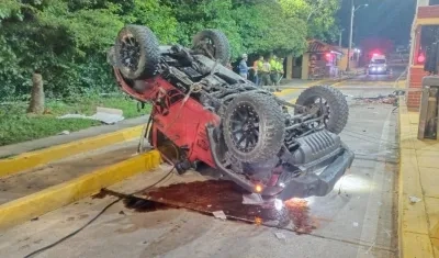 Vehículo que chocó contra caseta en el peaje Los Papiros