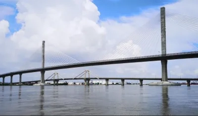 El nuevo y el viejo puente Pumarejo. Éste no permite el paso de barcos río arriba.