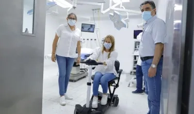 La Gobernadora Elsa Noguera recorriendo las instalaciones.