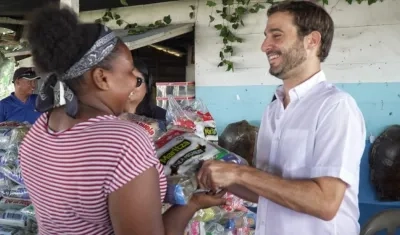 El Gerente de Desarrollo Social, Alfredo Carbonell, entregando ayudas humanitarias.
