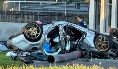 Así quedó el auto deportivo que tres adolescentes robaron y en el que se estrellaron.