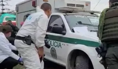 Policías y miembros de criminalística en pleno ataque armado en 'El Hueco'.