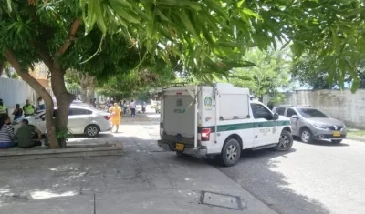 La Sijin de la Policía ingresando un cuerpo a Medicina Legal. 