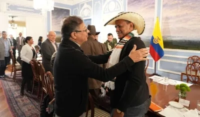 El Presidente Gustavo Petro junto a miembros del partido Comunes.