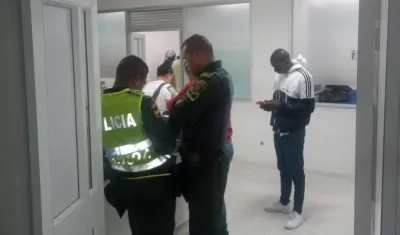 Policías en el centro asistencial tras ser baleado supervisor de seguridad.