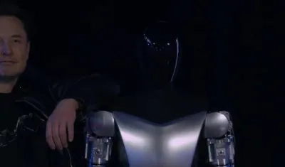  Elon Musk junto al robot.