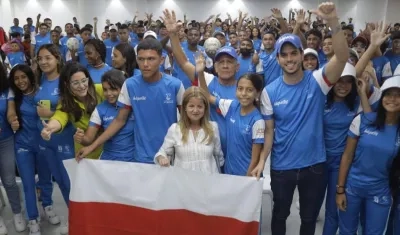 Elsa Noguera abandera a los deportistas. 