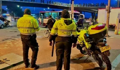 Foto referencia de policías vigilando una zona de Bogotá.