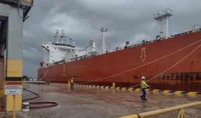 Llegada de barco con amoníaco