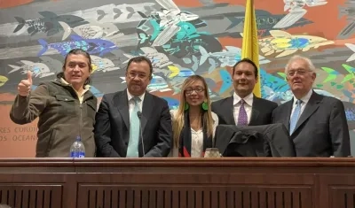 Los Ministros de Hacienda y del Interior en compañía de congresistas. 