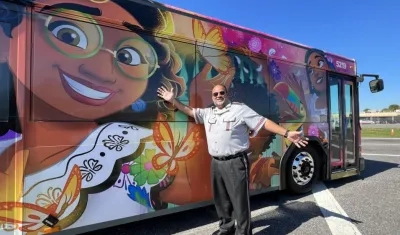 Autobús decorado con personajes de la película animada 'Encanto'. 