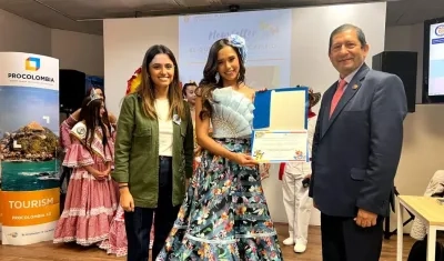 Entrega del reconocimiento a Natalia De Castro.