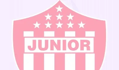 Junior con su escudo de color rosa, en honor a quienes luchan contra la enfermedad.