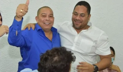 El presidente del Concejo, Juan Carlos Ospino, saluda al nuevo presidente de la mesa directiva, Leyton Barrios.