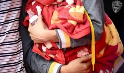 Las madres de los niños fallecidos llevaron mantas y teteros llenos de leche para honrar a sus hijos,.