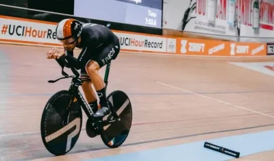 Filippo Ganna durante el récord de la hora. 