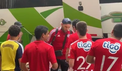 Sebastián Viera firma camisetas y se toma fotos con los hinchas. 