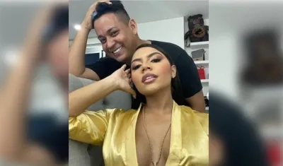 La cantante Natalia Curvelo y su amigo, el estilista Gustavo Rodríguez.