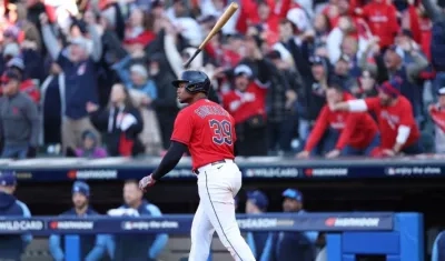 Óscar González tras conectar el jonrón del triunfo. 