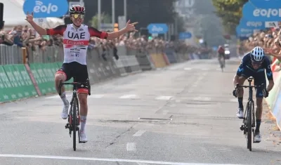 Tadej Pogacar cruza la línea por delante de Enric Mas. 
