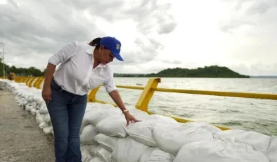 Implementación de sacos a orillas del Embalse del Guájaro.