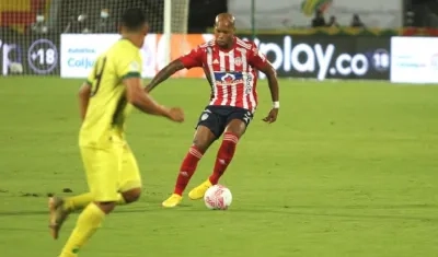 Edwin Velasco iniciando una ofensiva juniorista.