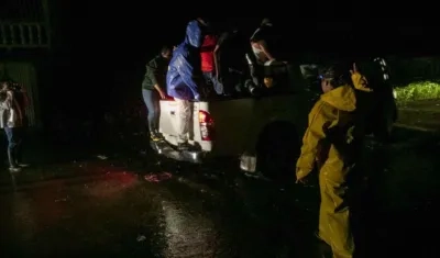 Organismo de socorro haciendo evacuaciones.