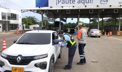 Recomendaciones a un conductor en uno de los peajes.