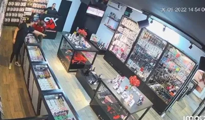 Momentos del antisocial en el local comercial. 