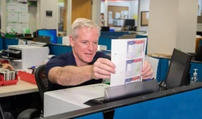 Un funcionario del área de visas de la Embajada de EE.UU. en Bogotá.