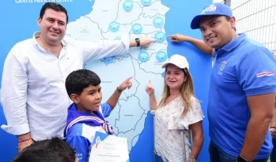La gobernadora Elsa Noguera enseña el mapa de la conectividad gratis.
