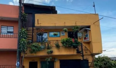 La víctima cayó desde el tercer piso de este inmueble.