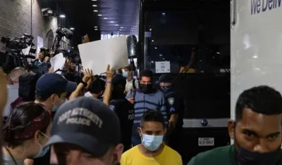 Inmigrantes de varias nacionalidades arribaron en 5 buses a Nueva York.