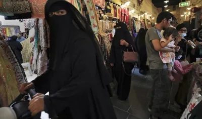 Ciudadanos de Doha, sede principal del Mundial de Qatar 2022.