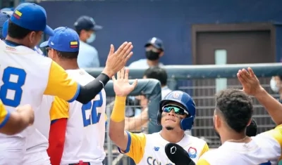 Roger Caraballo es felicitado por sus compañeros. 